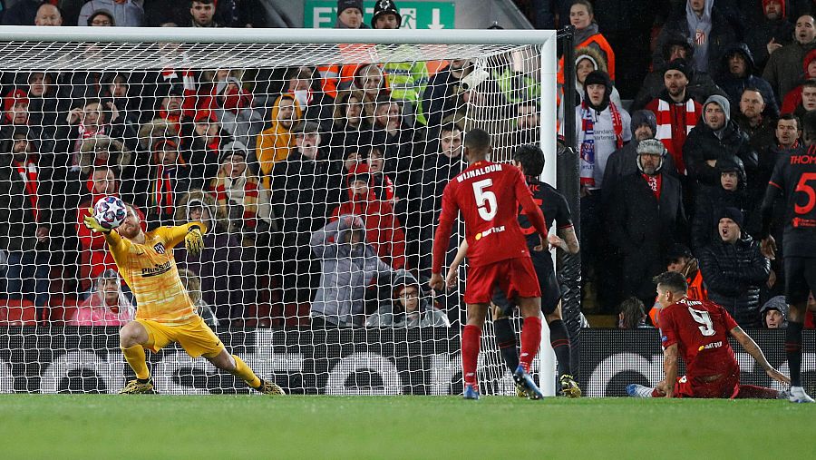 Oblak detiene un disparo a bocajarro del delantero del Liverpool, Roberto Firmino