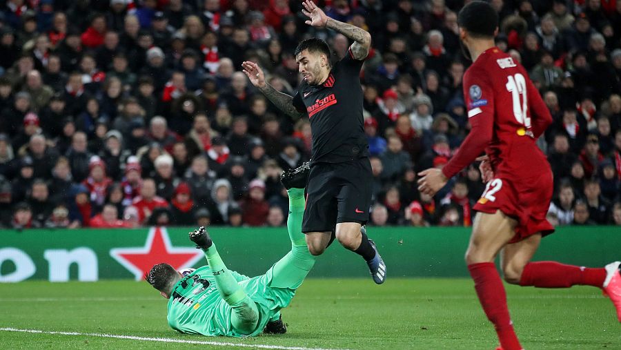 Adrián San Miguel, portero del Liverpool detiene un rechace que casi alcanza Correa
