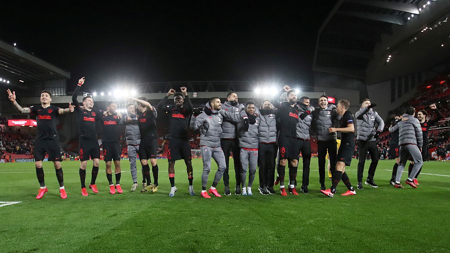 Los jugadores del Atlético de Madrid celebran el pase a cuartos tras eliminar al Liverpool en Anfield