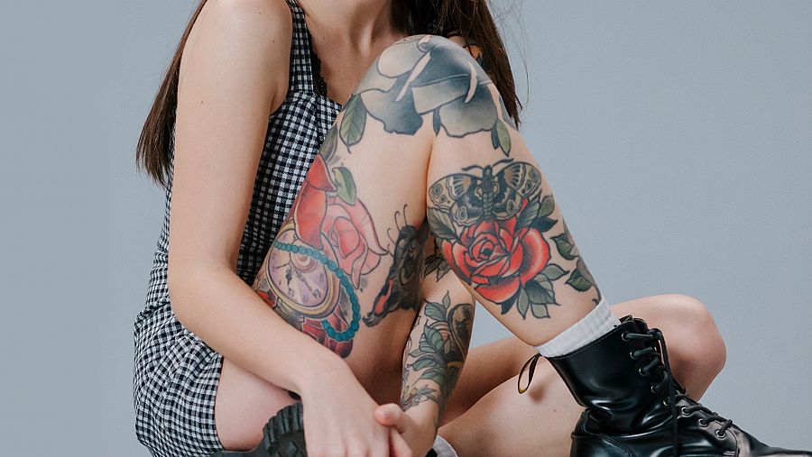 Su tercer tatuaje (y uno de sus favoritos) es el de la polilla con una rosa, de estilo Neo Tradicional y obra de Rodrigo Caraca