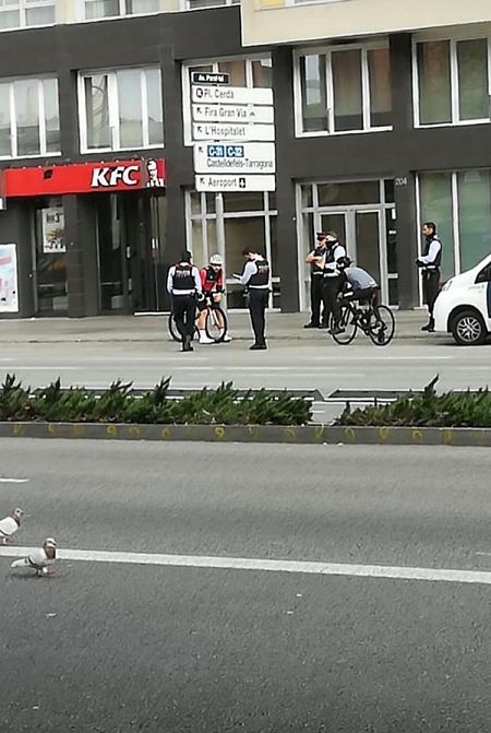 Mossos multando a ciclistas por salir a la calle durante el estado de alarma.