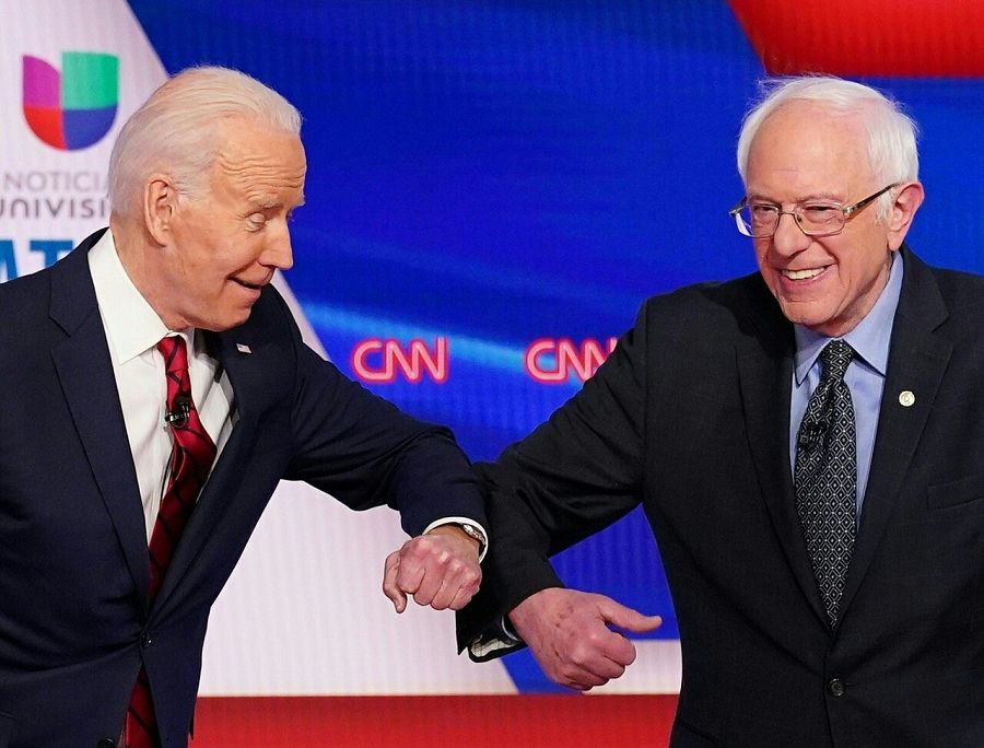 Biden y Sanders se saludan con un toque de codos para evitar contagios por el coronavirus