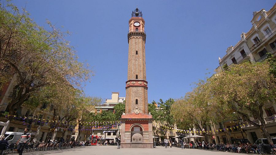 La Plaça de la Vila de Gràcia de Barcelona amb la torre del rellotge al mig.