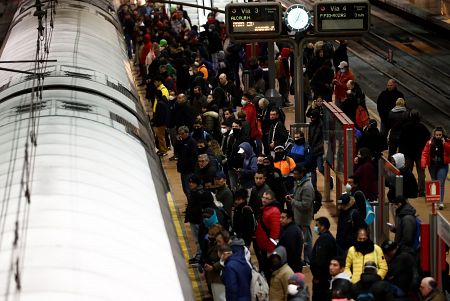 Aglomeración de viajeros en Atocha, este martes