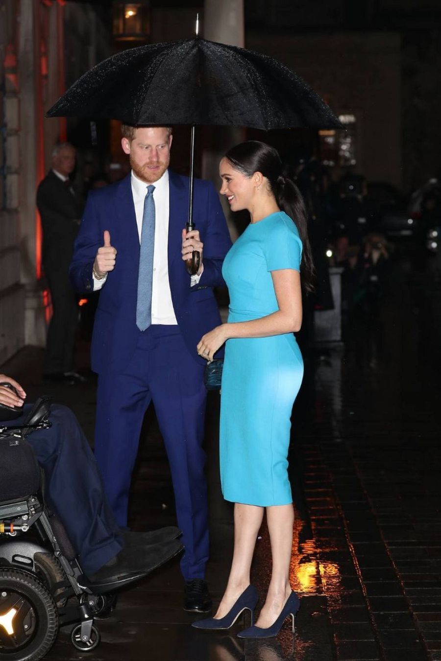 Megan Markle con un vestido azul turquesa de Victoria Beckham al premio Endeavour