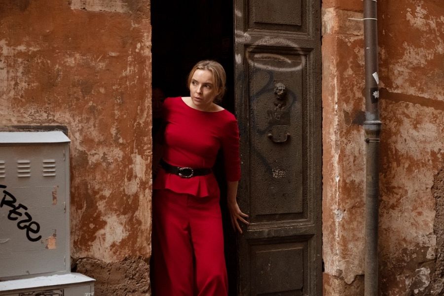 Jodie Comer interpreta en 'Killing Eve' a esta asesina de rojo