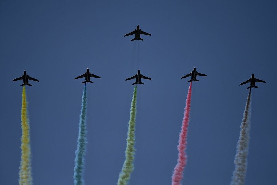 El grupo de vuelo acrobático de las Fuerzas Aéreas de Autodefensa de Japón dibuja los anillos olímpicos