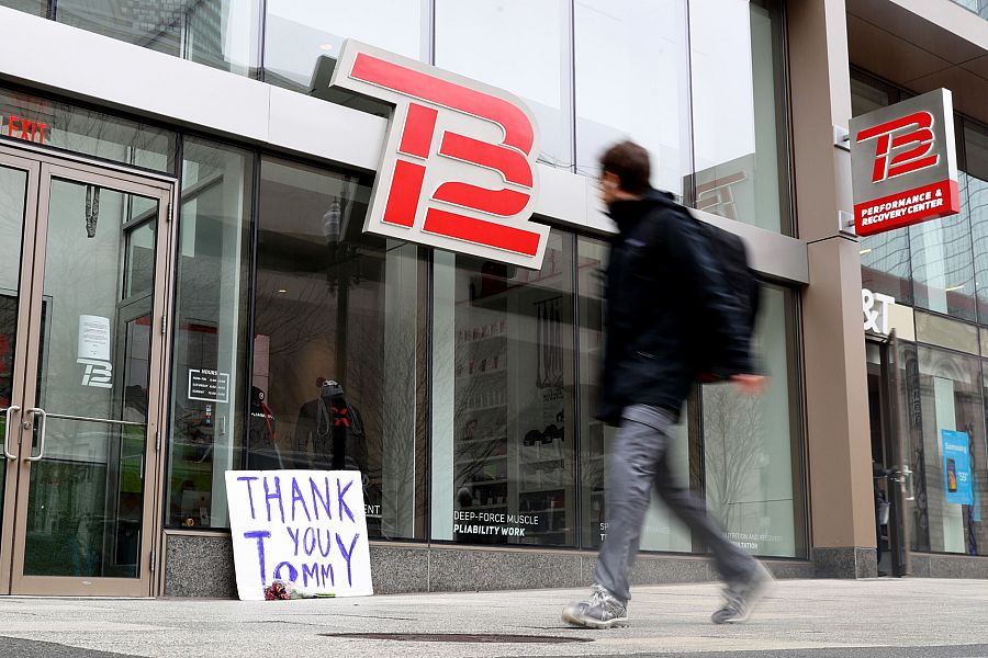 Imagen de un centro de rehabilitación de Tom Brady en Boston con carteles de agradecimiento