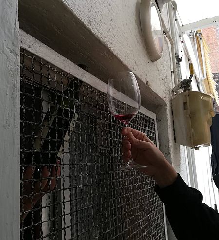 Brindis entre Paloma y su vecino durante el confinamiento