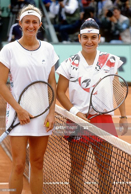 Arancha  Sánchez Vicario y Mary Pierce, tras la final de Roland Garros