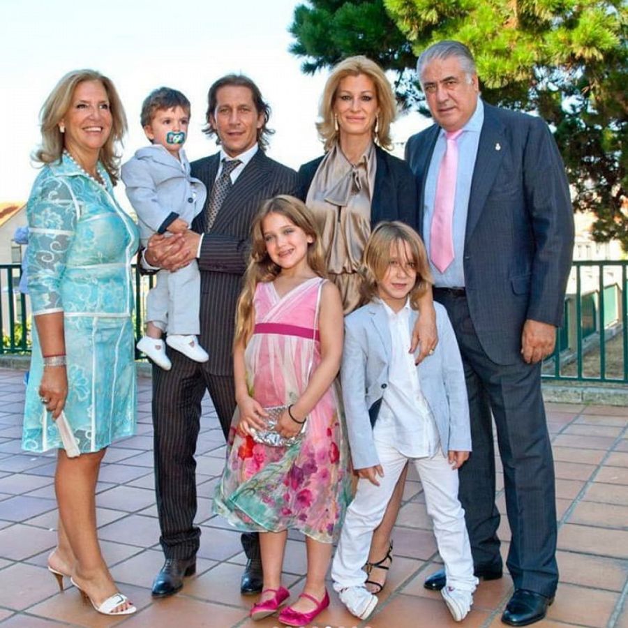 Michel Salgado con su mujer, con sus hijos y sus suegros