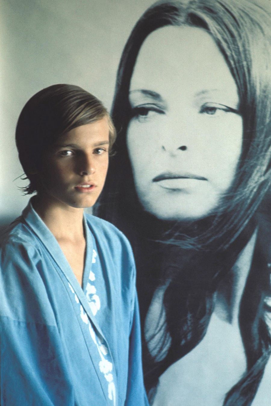 Miguel Bosé junto a un retrato de su madre