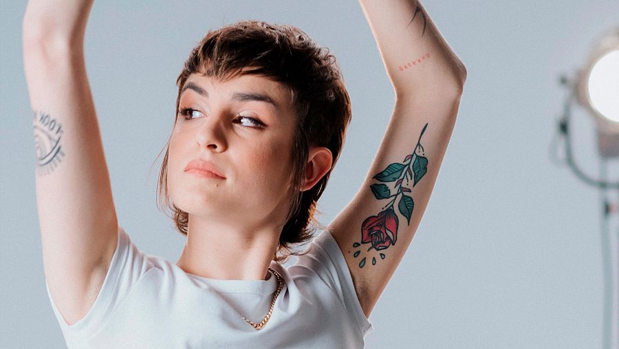 El tatuaje de la rosa de Natalia Lacunza era el primero en estilo neotradis que hacía su tatuador