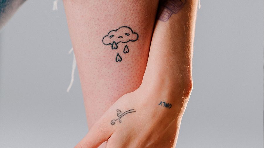 El tatuaje de la nube de Natalia Lacunza es el logo de su próximo EP