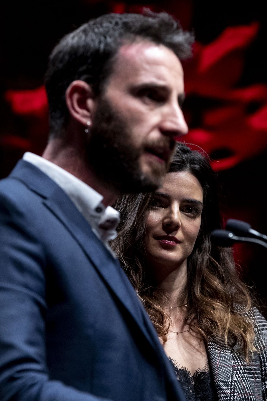 Dani Rovira y Clara Lago atienden a los medios en la entrega de premios de Save the children