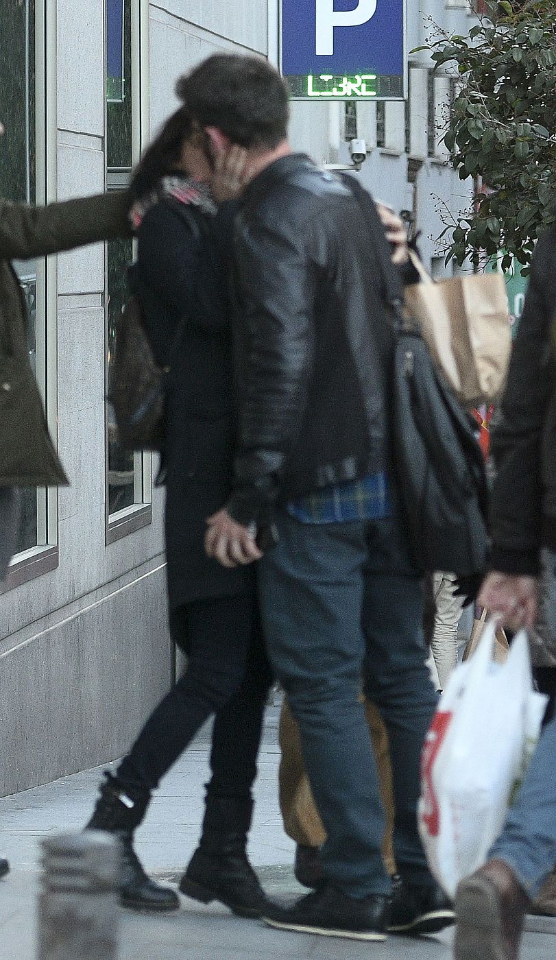 Clara Lago y Dani Rovira se besan en las calles de Madrid después de haber salido a comer