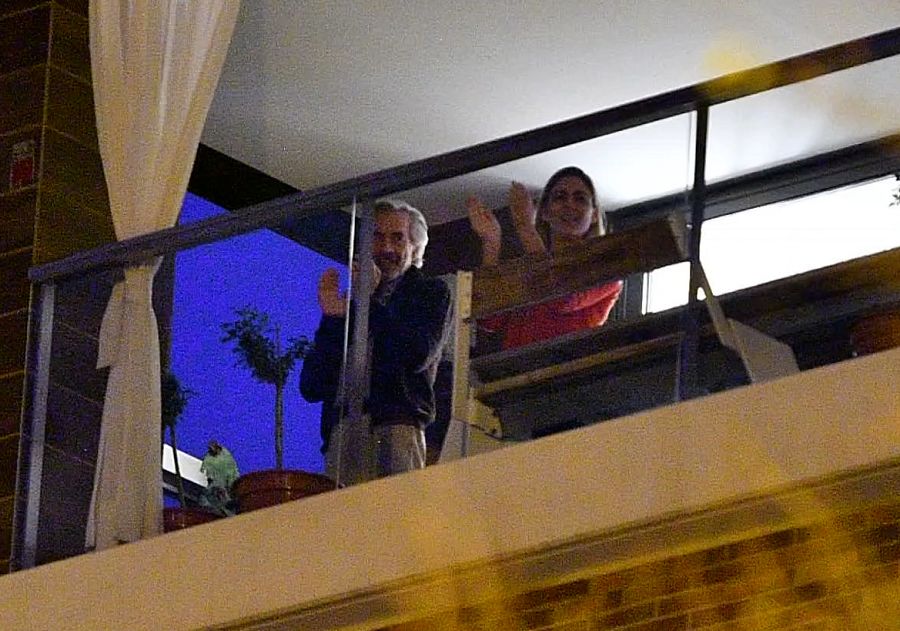 Imanol Arias e Irene Meritxell viven la cuarentena junto a sus vecinos