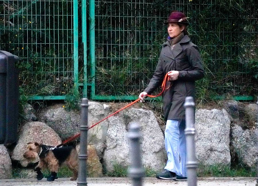 La Infanta Elena aprovecha los paseos de su mascota para desconectar de la cuarentena 