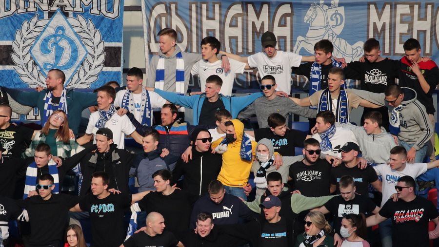 Aficionados del Dinamo de Minsk en el derbi capitalino