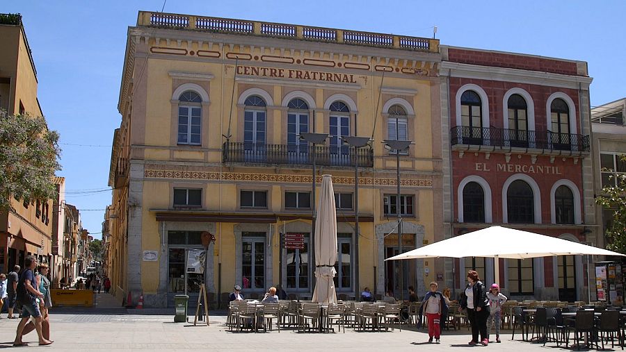 Al fons de la imatge la façana del Centre Fraternal de Palafrugell