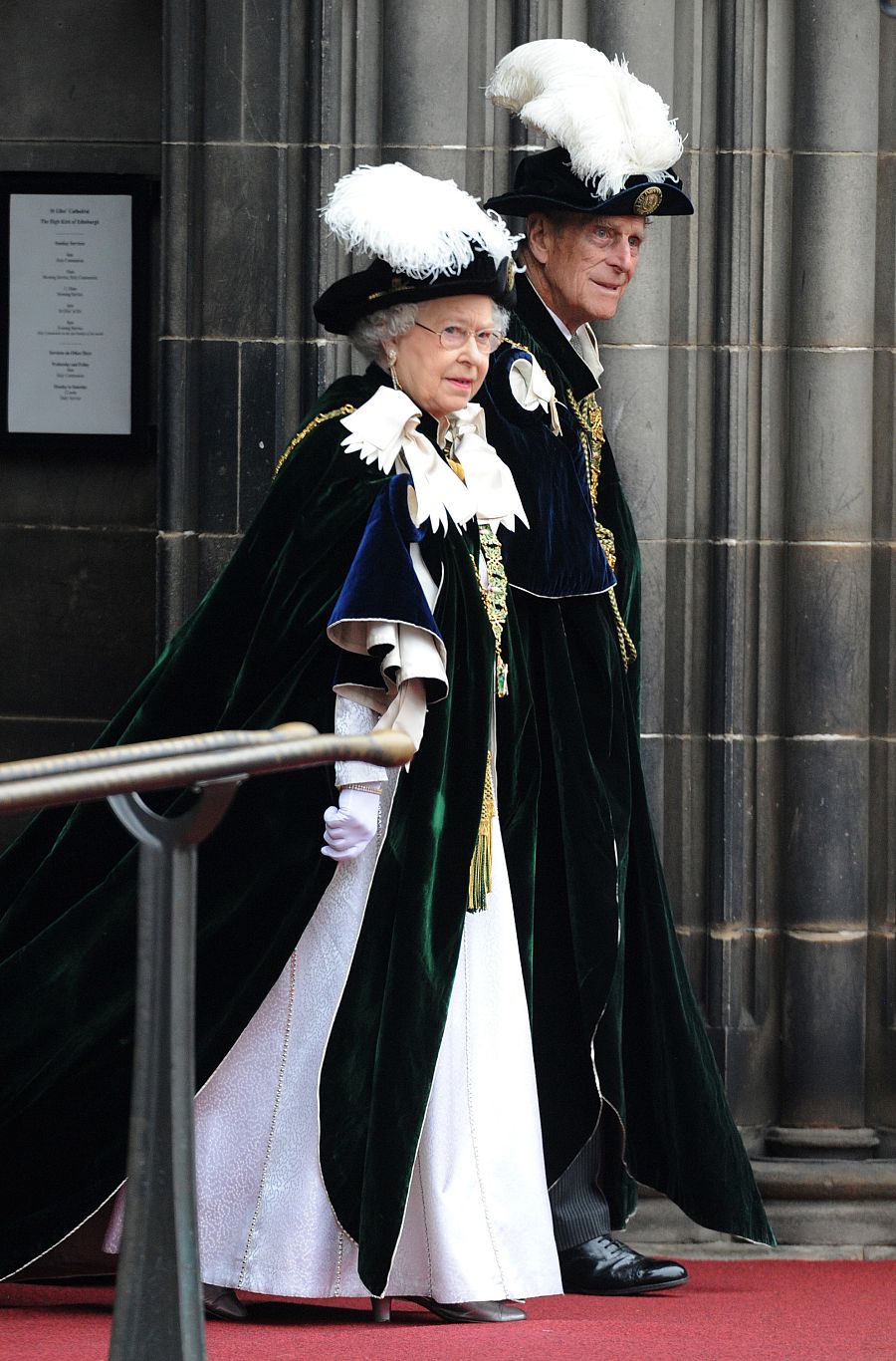 La reina Isabel y Felipe en Edimburgo en 2012