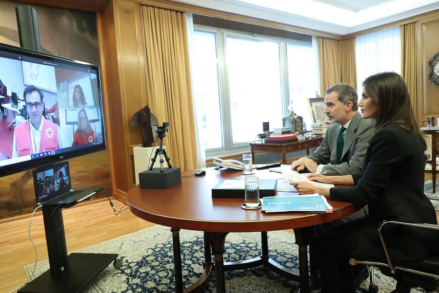 Despacho del rey Felipe VI. Con el cuadro de Salvador Dalí, 'El atleta cósmico' detrás de la pantalla de videoconferencias