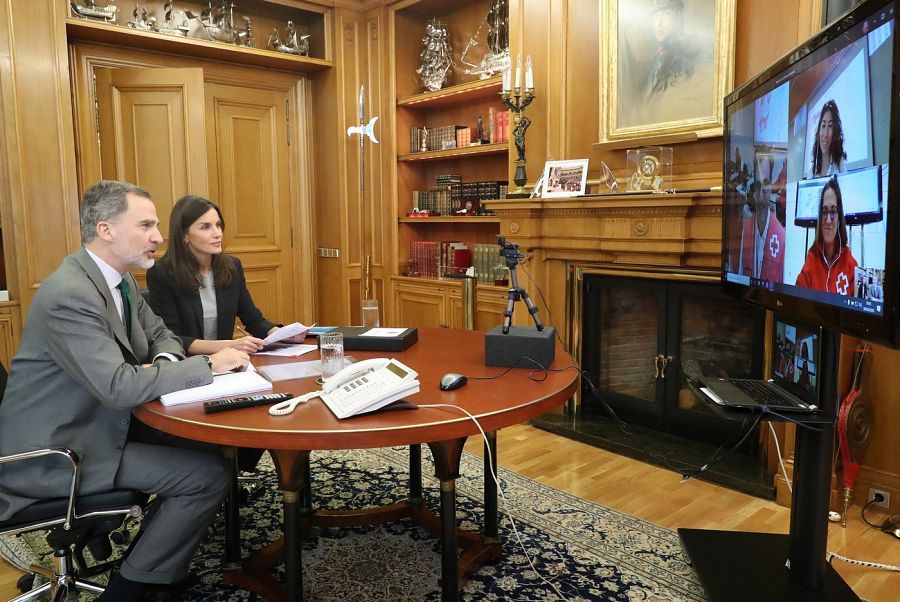 Los Reyes en el despacho de Felipe VI. Forrado de madera, con chimenea y un cuadro de su bisabuelo Alfonso XIII