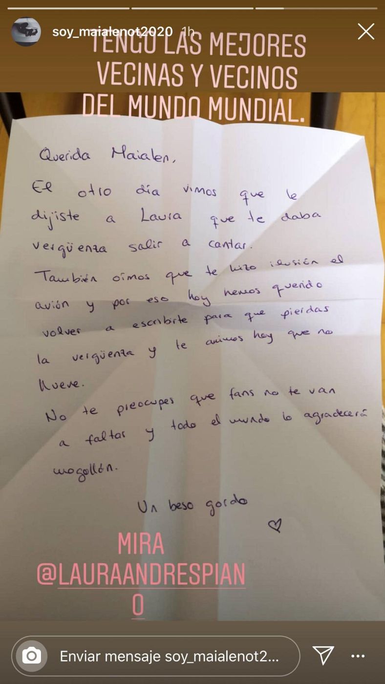 El avión que sus vecinas le han mandado a Maialen pidiéndole que cante