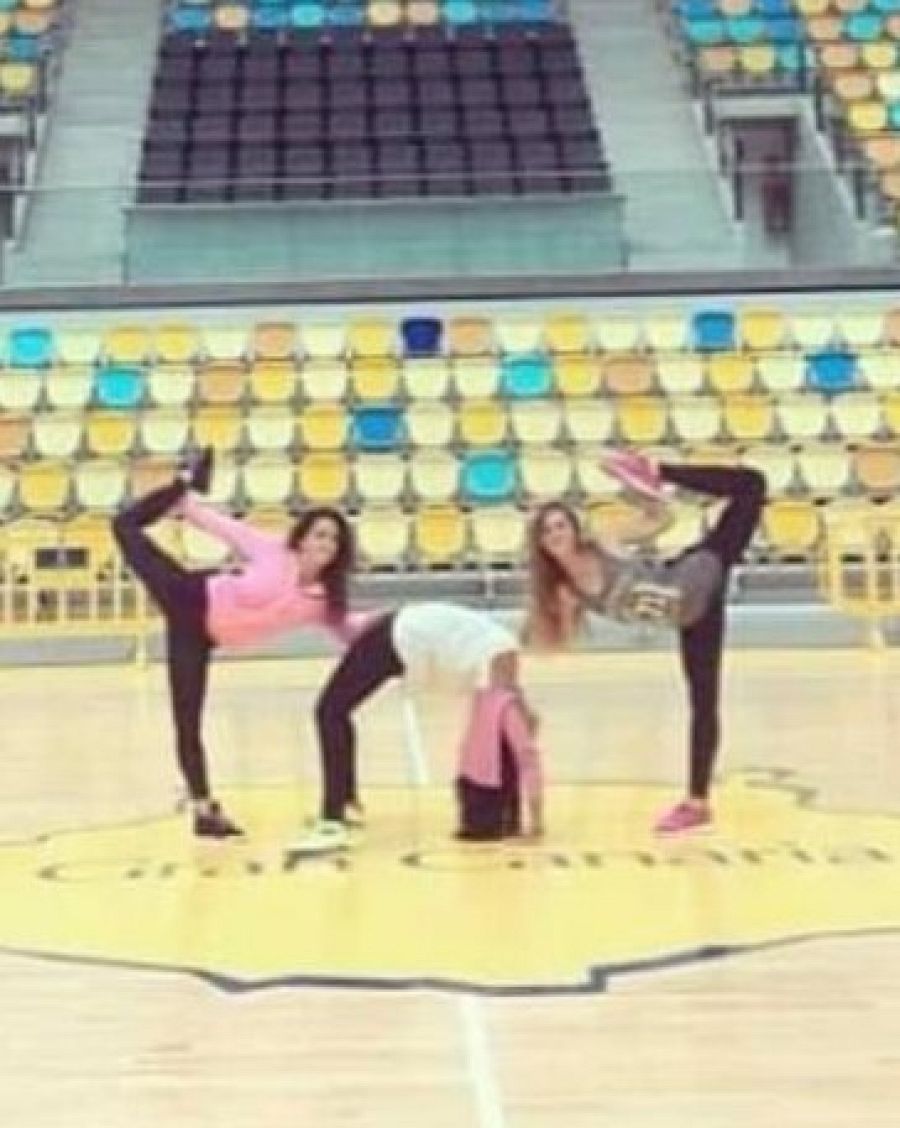 Nia en una pista de baloncesto, en el centro haciendo el puente