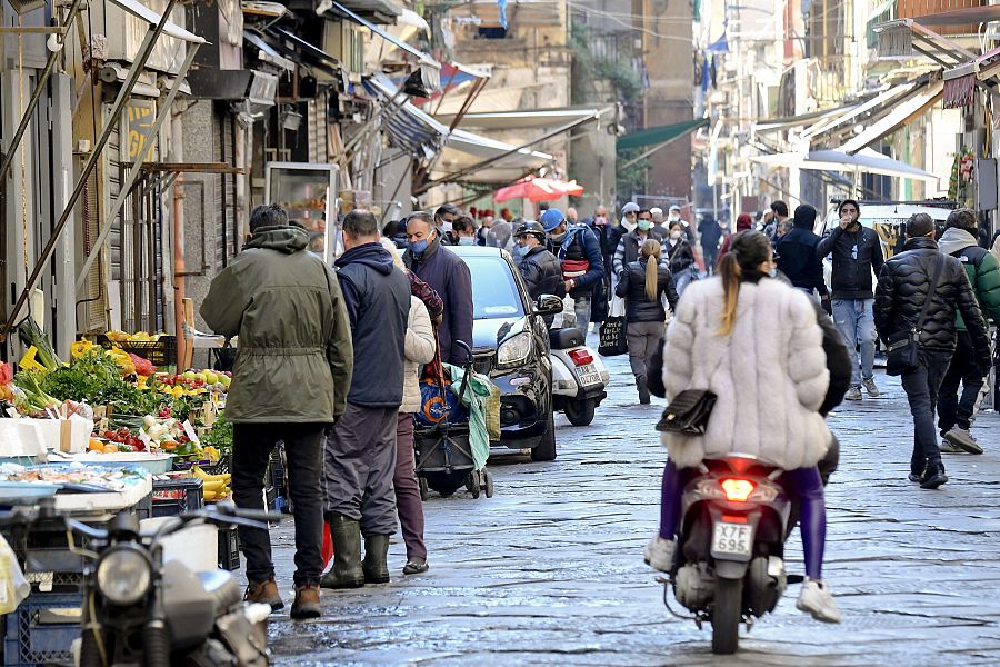 Coronavirus en Italia: Gente en el mercado de Porta Nolana, en Nápoles, supuestamente haciendo la compra.