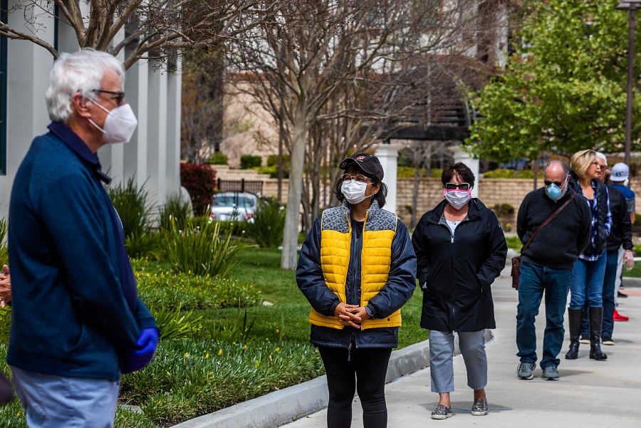 La gente espera en fila para entrar en el santuario de la Capilla del Calvario del Orador en California