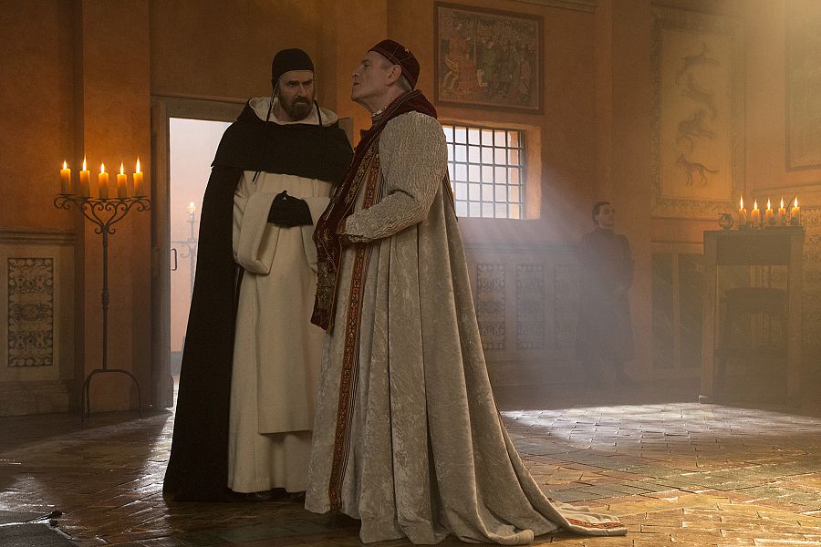 El Papa (Tcheky Karyo) Juan envía a Bernad Gui (Rupert Everett) a la abadía para asegurarse de que el debate vaya a su favor