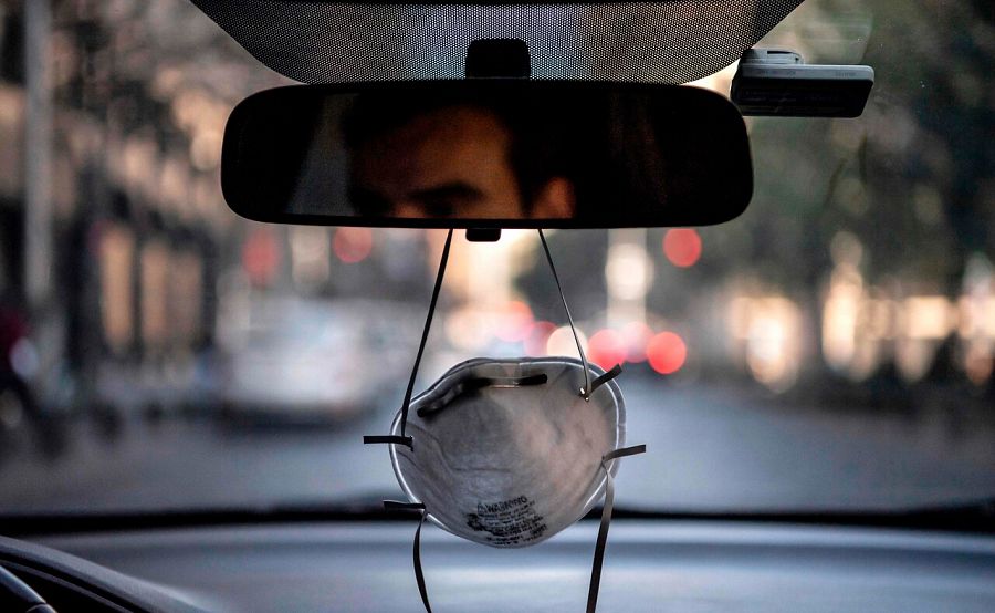 Una mascarilla cuelga del retrovisor de un taxi