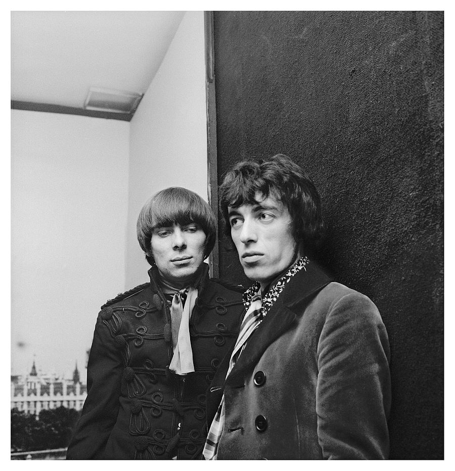 El productor Glyn Johns y Bill Wyman, de los Rolling Stones, en el atelier de Juanjo Rocafort en Madrid, en 1967.