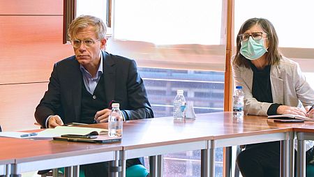 Bruce Aylward, en una reunión con la directora de Salud Pública de Castilla-La Mancha