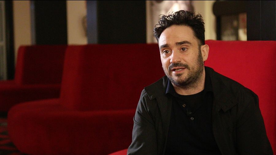 Juan Antonio Bayona a les butaques d'un cinema parlant pel documental 'Cinema Mon Amour'
