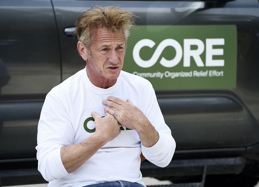 Sean Penn explica a los medios su dolor por el Covid 19 y los esfuerzos que hace su organización benéfica que ha instalado un hospital de campaña donde se realizan test rápidos de coronavirus a la población sin recursos