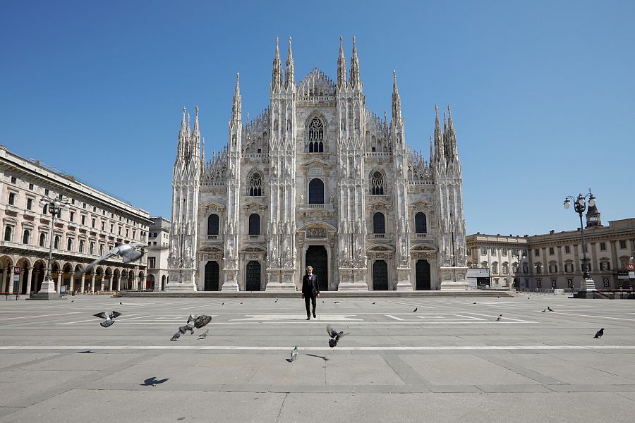 Andrea Bocelli canta durante la pandemia del coronavirus en la Plaza del Duomo de Milán desierta