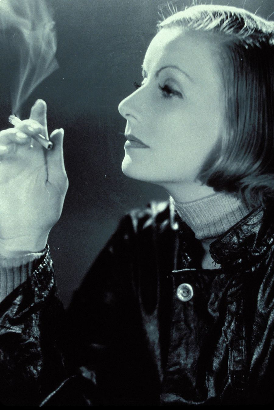 La actriz Greta Garbo fumando un cigarro en la década de los 20