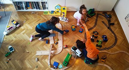 Mateo, Elsa y Greta ocupan todo el salón jugando con sus coches. La cuarentena pone a prueba la paciencia de los padres.