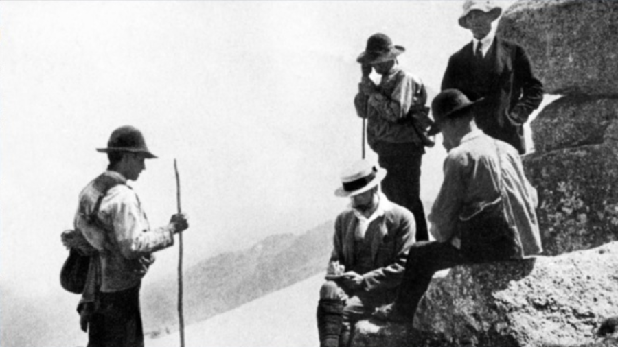 Ramón Menéndez Pidal recogiendo romances con Sánchez Albornoz