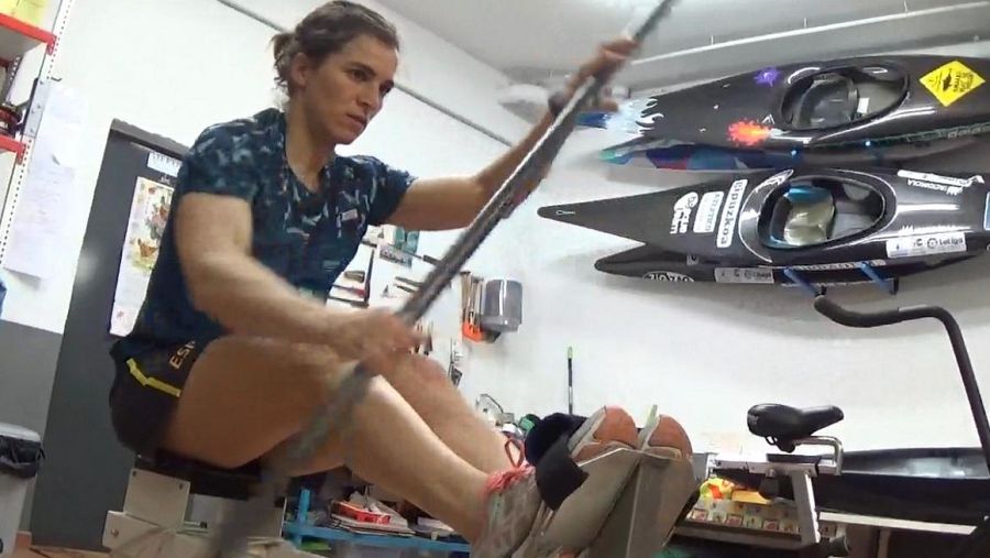 Maialen Chourraut, entrenando en el garaje de su casa.