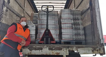 Rebeca con el camión cargado con material sanitario que reparte en centros de Burgos, Palencia y Valladolid.