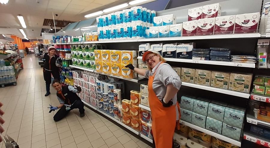 Silvia y sus compañeras del supermercado Lupa de Valladolid, al pie del cañón.