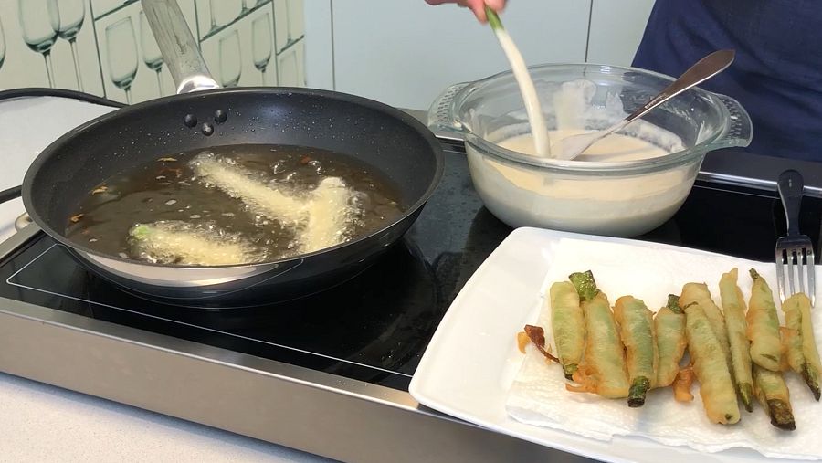 Es importante impregnar bien las verduras y freír en aceite muy caliente