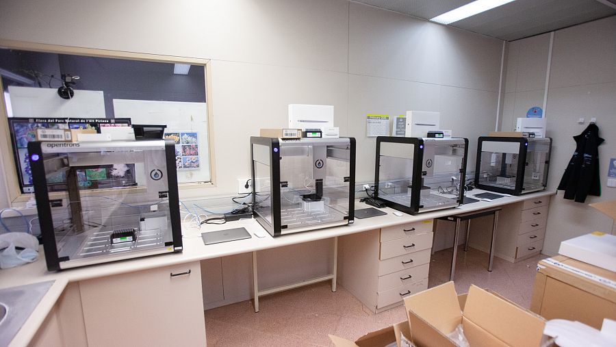 Cada uno de los robots que analiza test PCR se asemeja a una gran pecera de cristal.