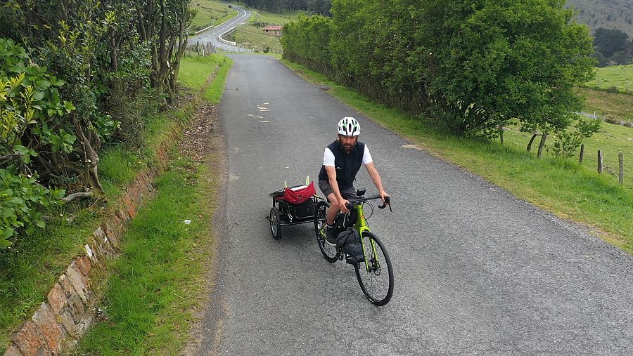 Kepa Acero en bicicleta recorriendo la primera etapa del Camino de la Costa