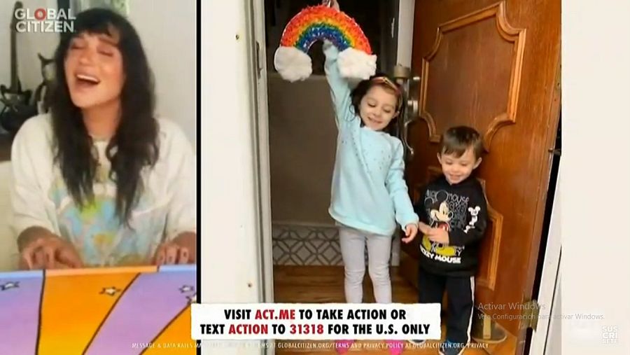 Ke$ha se rodea de niños para cantar 