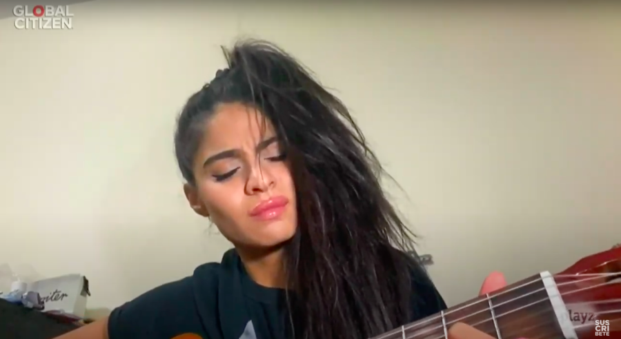 Jessie Reyez canta 