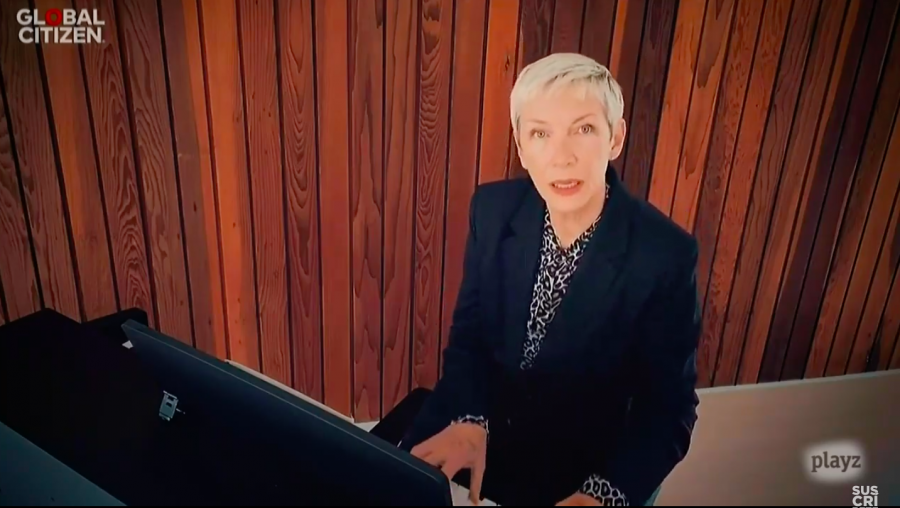 Annie Lennox, cantante y activista escocesa, al piano en el OWTAH